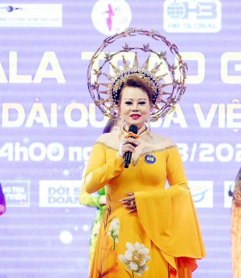 Doanh nhân Hoàng Kim đăng quang Hoa hậu Áo dài Quý bà Việt Nam 2024