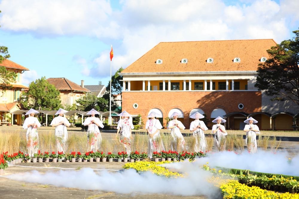 NTK Minh Hạnh mang ‘’ngàn hoa’’ Đà Lạt lên BST ‘’Tơ lụa’’