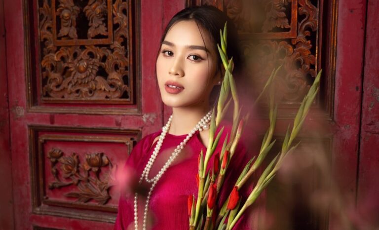 Hoa hậu Đỗ Hà diện áo dài dạo phố xuân Hà Thành  trước thềm Tết nguyên đán