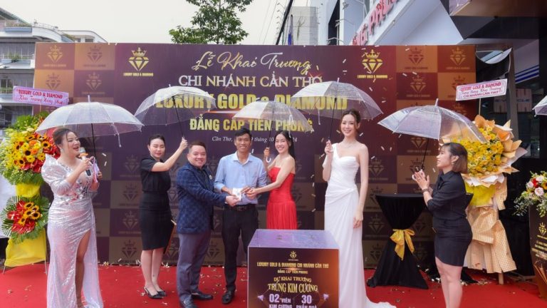 ”Dì Dung” dắt Hoa hậu, Nam vương ”đi mua” trang sức Luxury Gold & Diamond