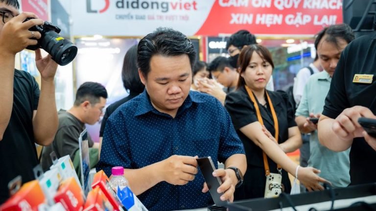 Hàng trăm khách hàng nhận Galaxy S25 tại Di Động Việt ngay trong đêm trả hàng và mở bán