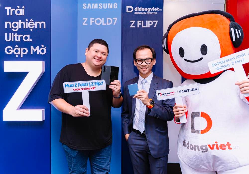 Những khách hàng đầu tiên nhận Galaxy Z Fold7 và Z Flip7 tại thị trường Việt Nam