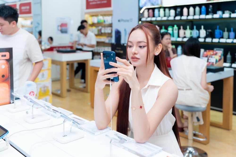 Loạt Hoa hậu Việt “rủ nhau” lên đời iPhone 17 Pro Max tại Di Động Việt