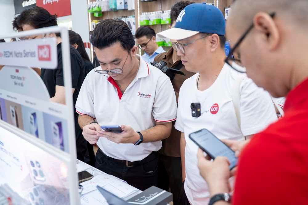 Samsung Galaxy S26 series chính thức mở bán: Di Động Việt trả hàng xuyên đêm, sức mua tăng mạnh