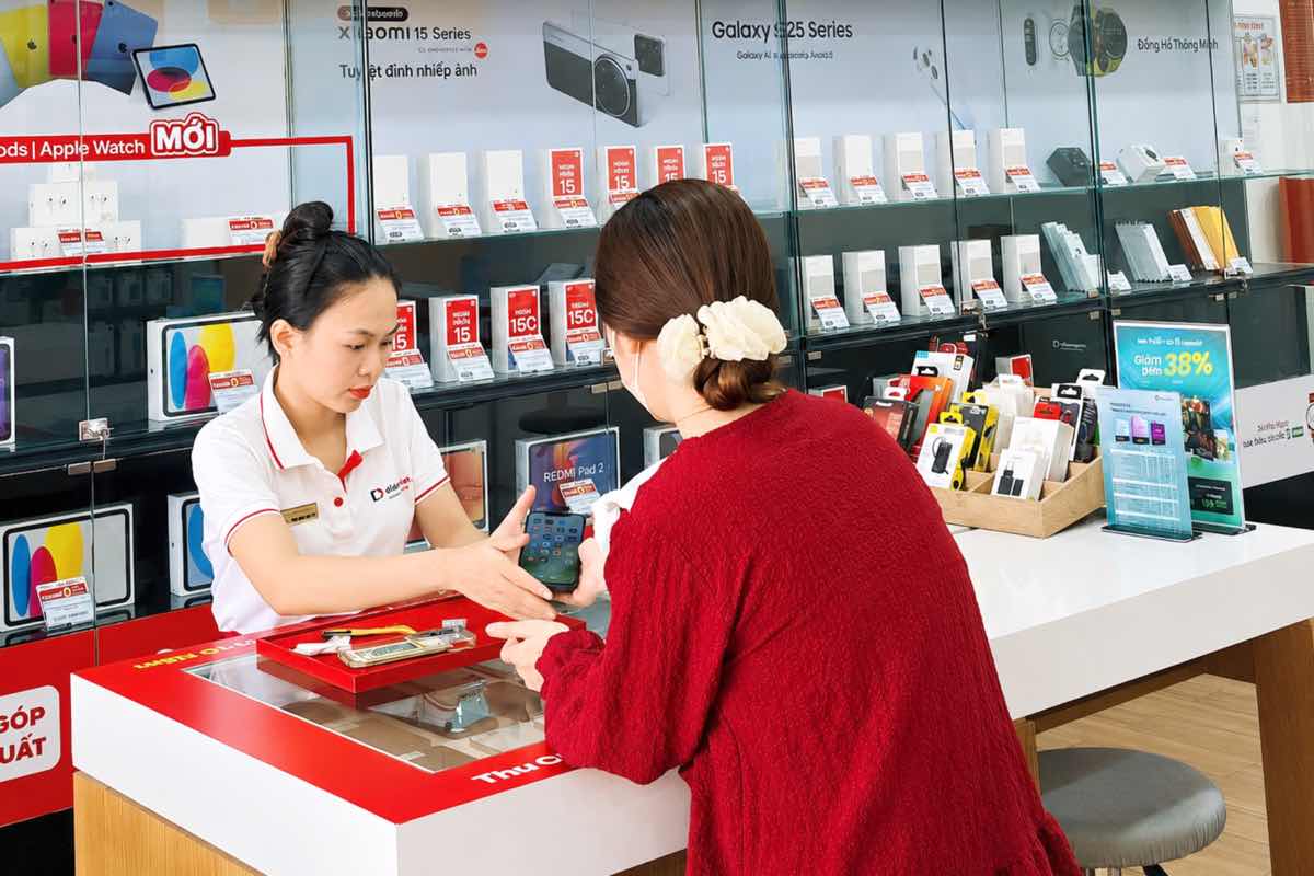 Thu cũ đổi mới hút khách trước mùa flagship
